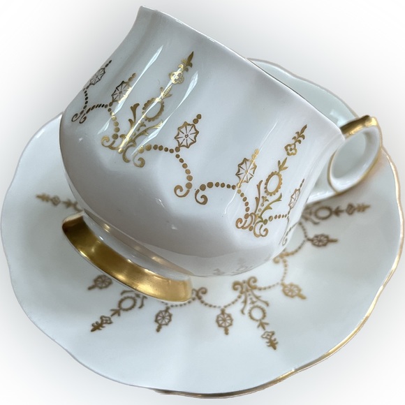 🎈2/$30 - ELIZABETHAN Fine Bone China TEACUP & SAUCER. Made in ENGLAND. - Picture 2 of 7